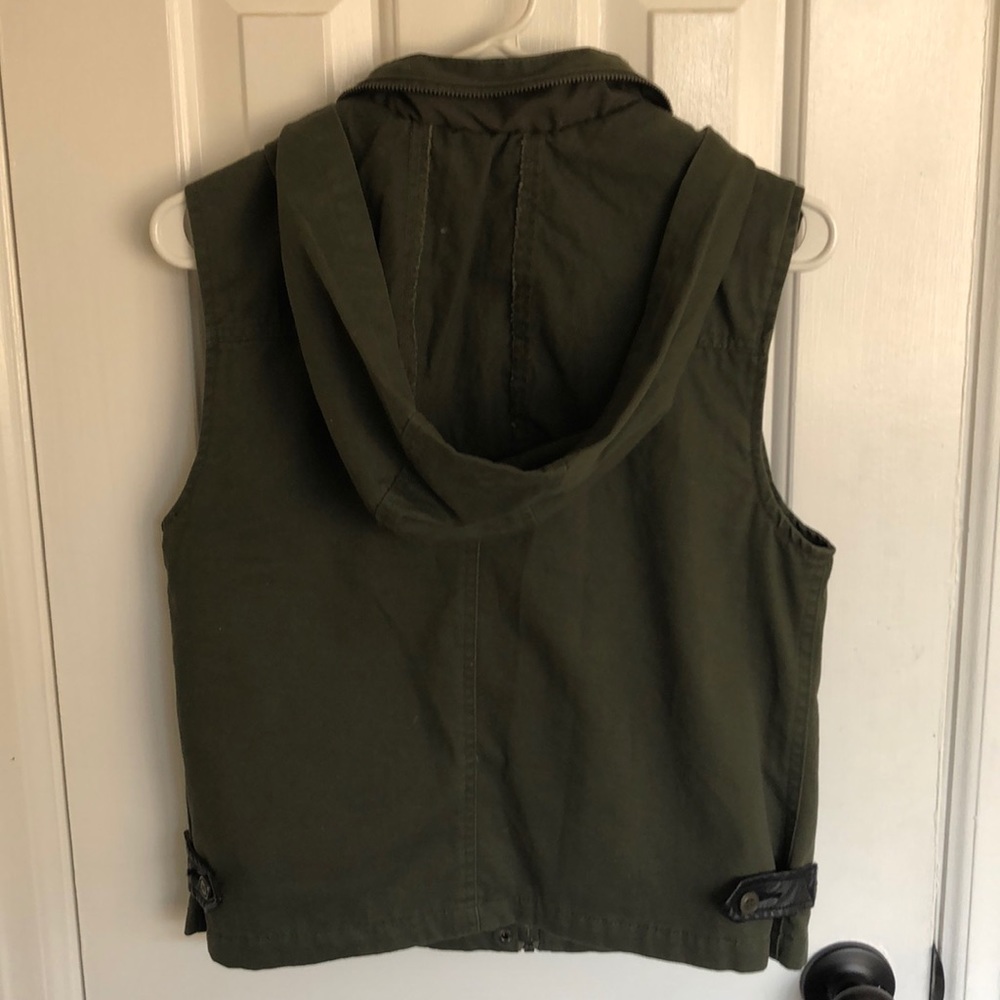 Green army colored vest. Light weight. - Picture 2 of 2